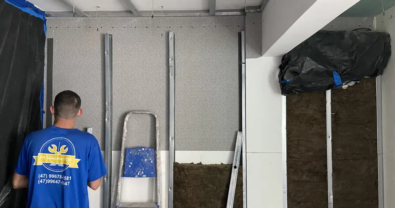 Parede de drywall com lã de rocha entre os montantes para isolamento acústico
