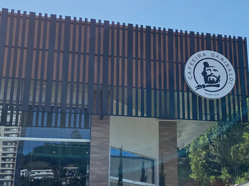 Fachada da Cafeeira Garibaldi com o brise pintado, após a entrega