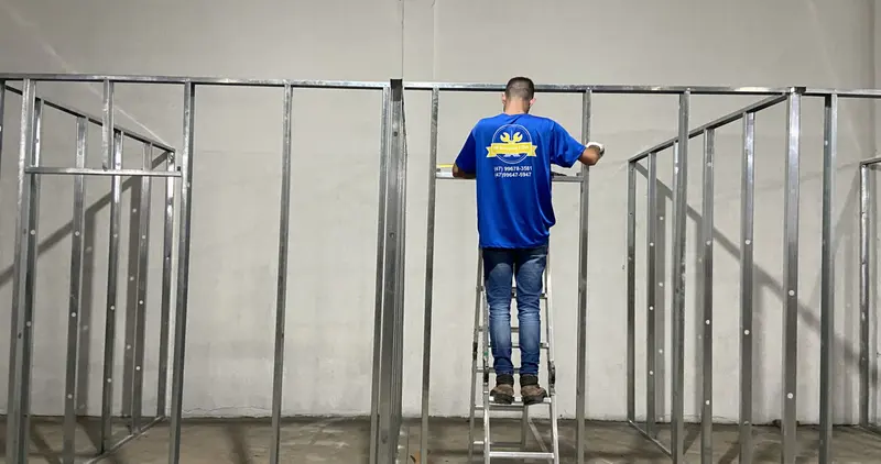 Estrutura de guias e montantes de aço galvanizado montada para divisórias