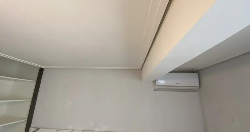 Forro de gesso acartonado pronto, com rasgo de iluminação e recorte para ar-condicionado