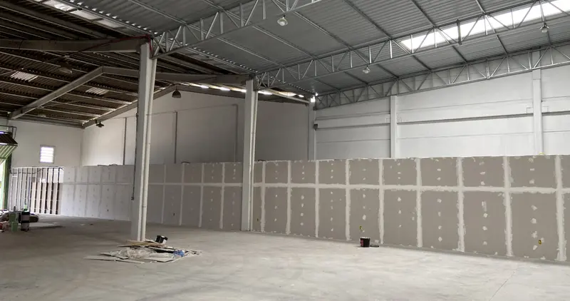 Salas comerciais sendo criadas com divisórias de drywall dentro de galpão