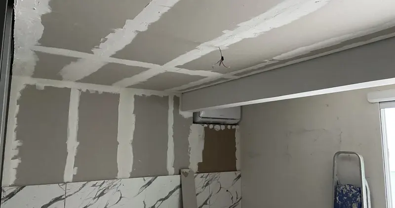 Placas de gesso acartonado com fita telada e massa nas juntas