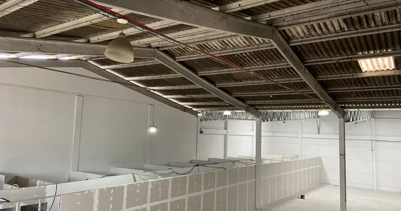 Divisórias de drywall dividindo salas em galpão comercial