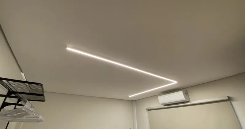 Forro de drywall acabado com iluminação linear embutida