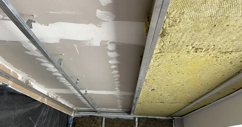 Forro de drywall com lã de rocha aplicada sobre as placas para isolamento acústico