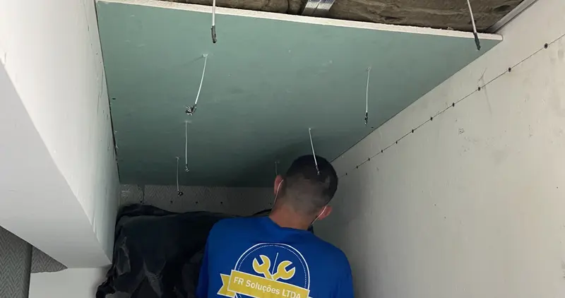 Placa de drywall resistente à umidade, de cor verde, instalada em área úmida