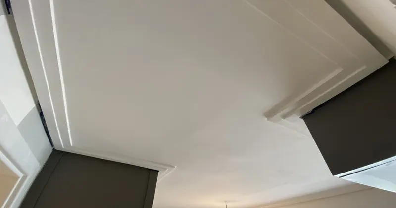 Sanca de gesso acartonado com rasgo para iluminação indireta